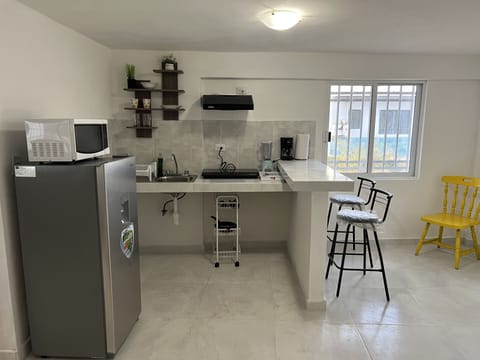 Deluxe Studio Suite | Private kitchen | Coffee/tea maker