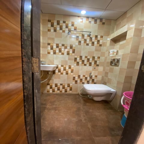 Deluxe Triple Room | Bathroom | Shower, free toiletries