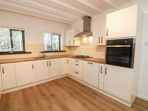 Cottage | Private kitchen | Fridge, dishwasher, electric kettle, toaster