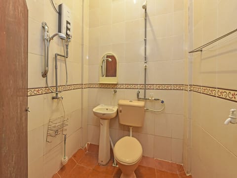 Family Suite | Bathroom | Shower, free toiletries, towels