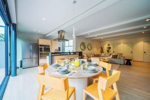 Exclusive Penthouse, 2 Bedrooms, Terrace, Park View | Dining room