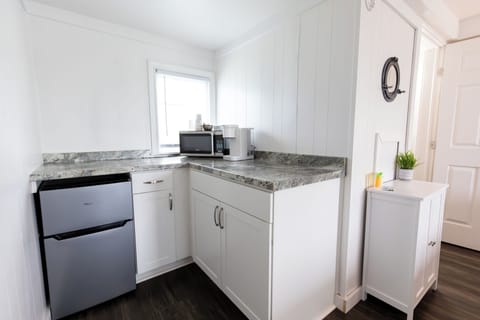 Standard Single Room | Private kitchenette | Microwave, coffee/tea maker, cleaning supplies