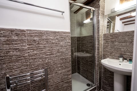 Deluxe Double Room, Ensuite (Despenser ) | Bathroom