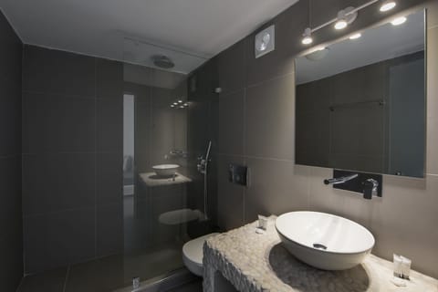 Deluxe Triple Room | Bathroom | Shower, free toiletries, towels