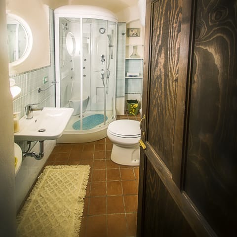 Comfort Suite | Bathroom | Free toiletries, hair dryer, towels, soap