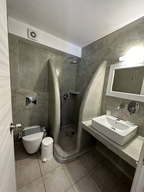 Standard Double Room | Bathroom | Bathtub, free toiletries, hair dryer, slippers