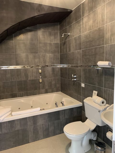 Quarter Room (Sleeps 5) | Bathroom | Separate tub and shower, free toiletries, hair dryer, towels