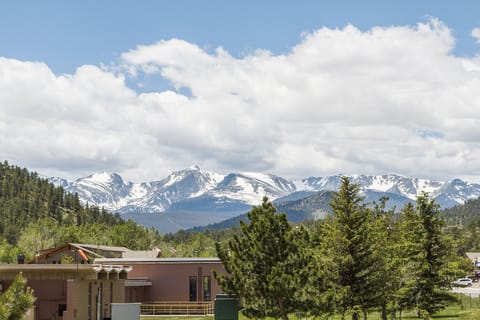 Balcony Double Queen | Mountain view