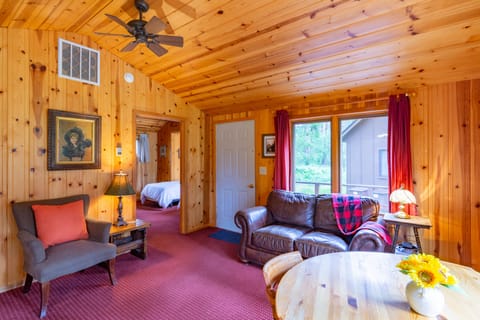 Lodge Cabin--2 Bedroom | Living area