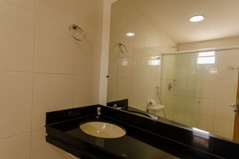 Standard Single Room, 1 Bedroom | Bathroom | Jetted tub, rainfall showerhead, hair dryer, towels