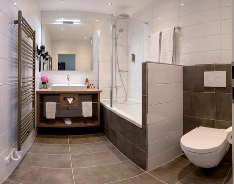 Comfort Double Room | Bathroom | Eco-friendly toiletries, hair dryer, towels, soap