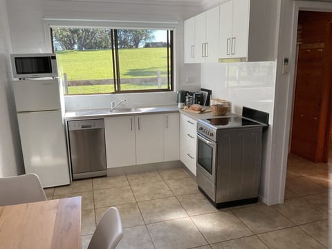 Deluxe Studio Suite, Multiple Beds, Kitchen, Garden View | Private kitchen | Full-size fridge, microwave, stovetop, electric kettle