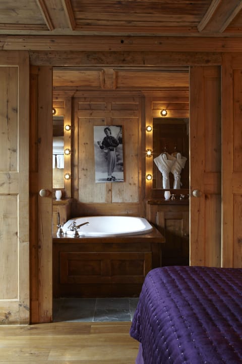 Junior Suite | Bathroom | Deep soaking tub, designer toiletries, hair dryer, bathrobes