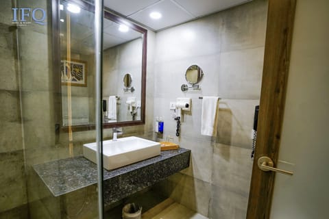 Superior Room | Bathroom | Shower, free toiletries, slippers, towels