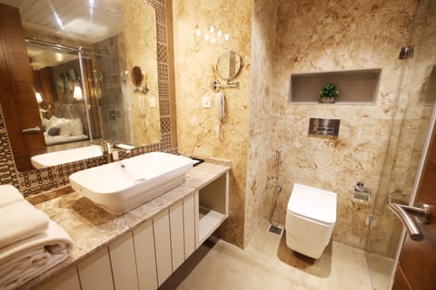 Executive Room | Bathroom | Shower, free toiletries, hair dryer, towels