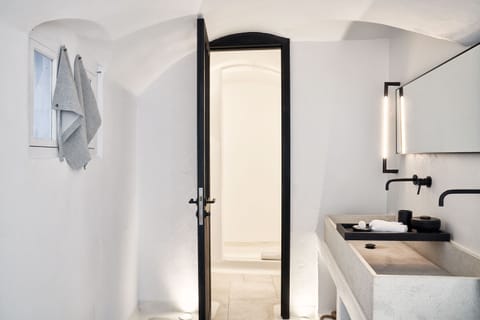 Honeymoon Suite, Jetted Tub, Sea View | Bathroom | Shower, rainfall showerhead, free toiletries, hair dryer