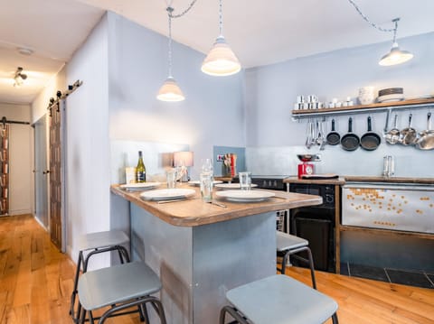 Cottage | Private kitchen | Fridge, electric kettle, toaster, cookware/dishes/utensils