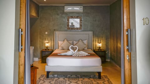 Signature Room | Premium bedding, down comforters, pillowtop beds, minibar