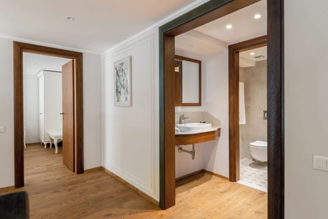 Suite | Bathroom | Shower, eco-friendly toiletries, hair dryer, soap