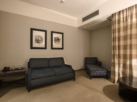 Junior Suite | Down comforters, pillowtop beds, minibar, in-room safe