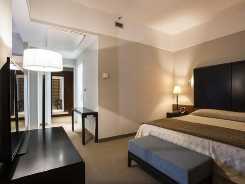 Suite | Down comforters, pillowtop beds, minibar, in-room safe