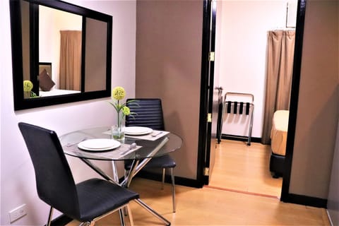 Junior Suite, 1 Bedroom | In-room dining