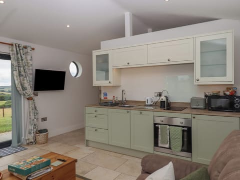Cottage | Private kitchen | Fridge, dishwasher, electric kettle, toaster