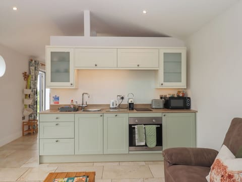 Cottage | Private kitchen | Fridge, dishwasher, electric kettle, toaster