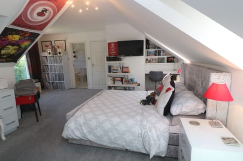 4 bedrooms, individually decorated, individually furnished