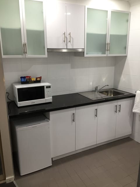 Deluxe Queen Non Smoking Kitchenette  | Private kitchenette | Fridge, coffee/tea maker, electric kettle