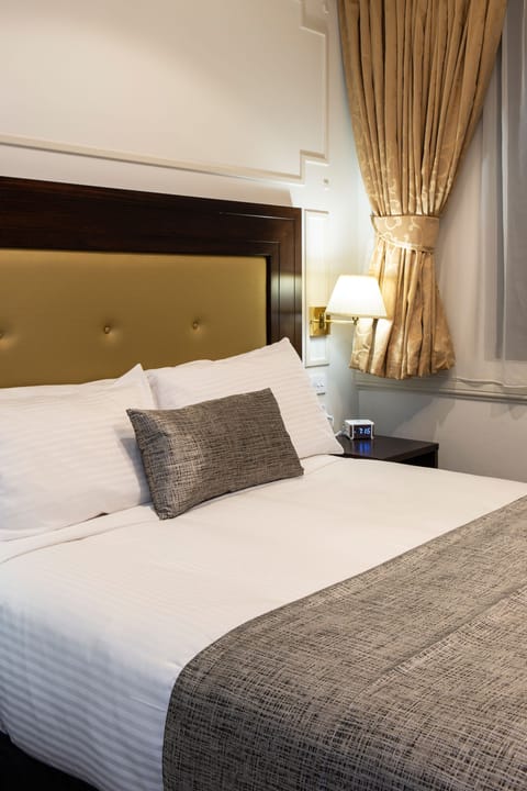 Luxury Suite, 1 Queen Bed, Jetted Tub | Premium bedding, minibar, in-room safe, desk