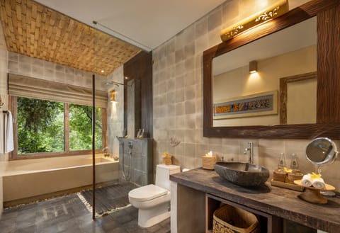 Deluxe Room | Bathroom | Separate tub and shower, deep soaking tub, rainfall showerhead