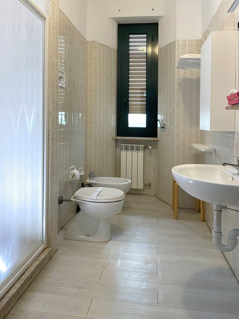 Classic Studio | Bathroom | Shower, free toiletries, hair dryer, bidet