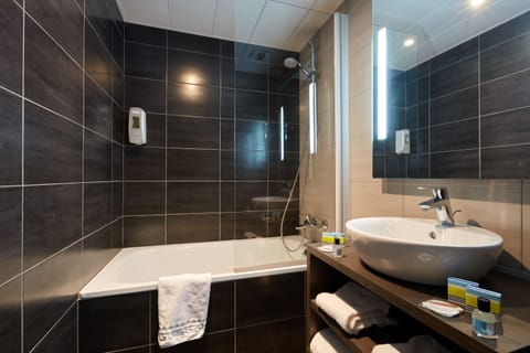 Adjoining room | Bathroom | Separate tub and shower, hair dryer, electronic bidet, towels