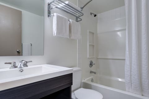 Combined shower/tub, rainfall showerhead, free toiletries, towels