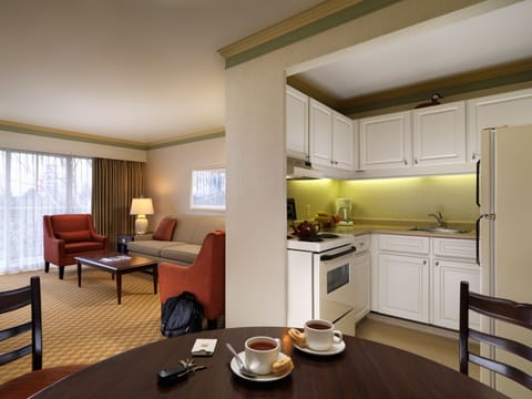Suite, 1 Bedroom | Private kitchen | Coffee/tea maker