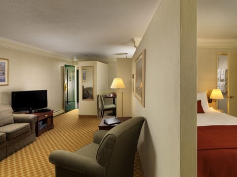 Studio Suite, 1 Queen Bed with Sofa bed | 1 bedroom, pillowtop beds, in-room safe, blackout drapes