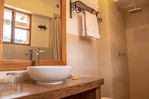 Superior Room | Bathroom | Shower, free toiletries, hair dryer, towels