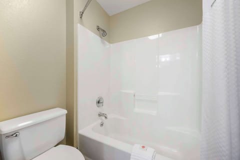 Standard Room, 2 Double Beds, Non Smoking | Bathroom | Combined shower/tub, free toiletries, hair dryer, towels