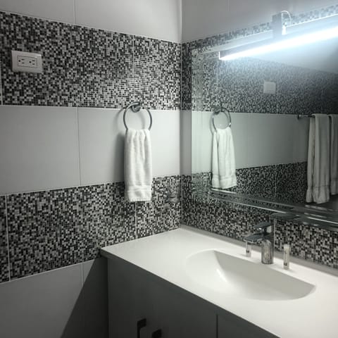 Standard Twin Room | Bathroom | Shower, designer toiletries, hair dryer, towels