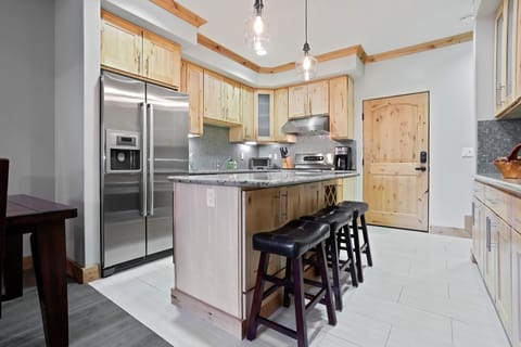 Condo, 3 Bedrooms | Private kitchen | Fridge, oven, coffee/tea maker, toaster