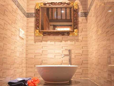 Deluxe With Shower | Bathroom | Towels