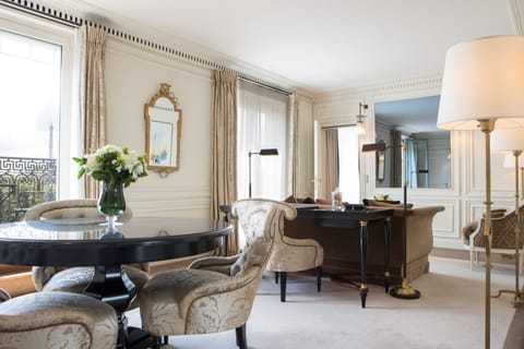 Suite (Eiffel) | Living room | 32-inch plasma TV with satellite channels, TV, iPad