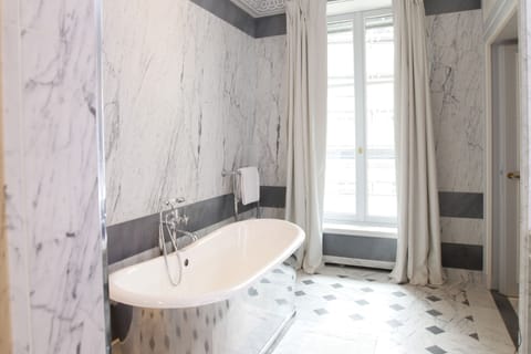 Premier Room | Bathroom | Separate tub and shower, deep soaking tub, free toiletries, hair dryer