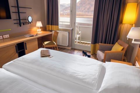 Hypo-allergenic bedding, in-room safe, desk, laptop workspace