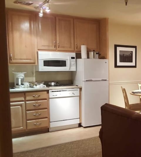 Room, 1 Bedroom | Private kitchen | Fridge, microwave, stovetop, dishwasher