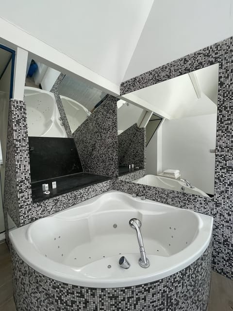 Studio Suite, Jetted Tub | Bathroom | Free toiletries, hair dryer, slippers, towels