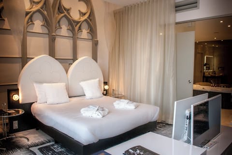 Luxury Room | Minibar, in-room safe, desk, soundproofing