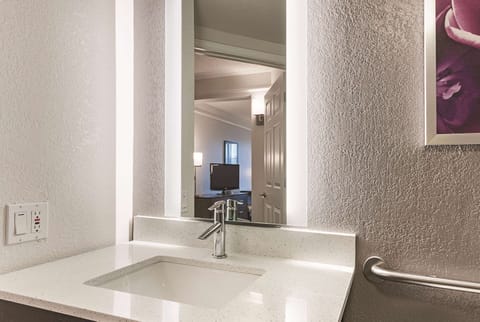 Room, 1 King Bed, Accessible, Non Smoking (Bathtub w/ Grab Bars) | Premium bedding, desk, iron/ironing board, free cribs/infant beds