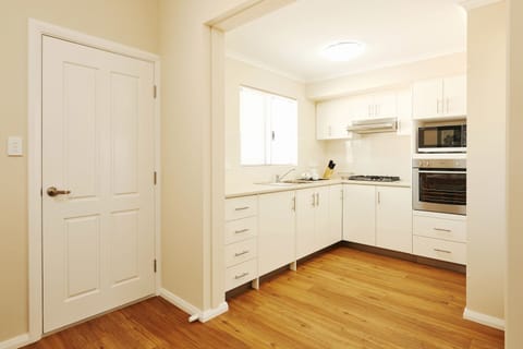 Private kitchen | Stovetop, coffee/tea maker, cookware/dishes/utensils